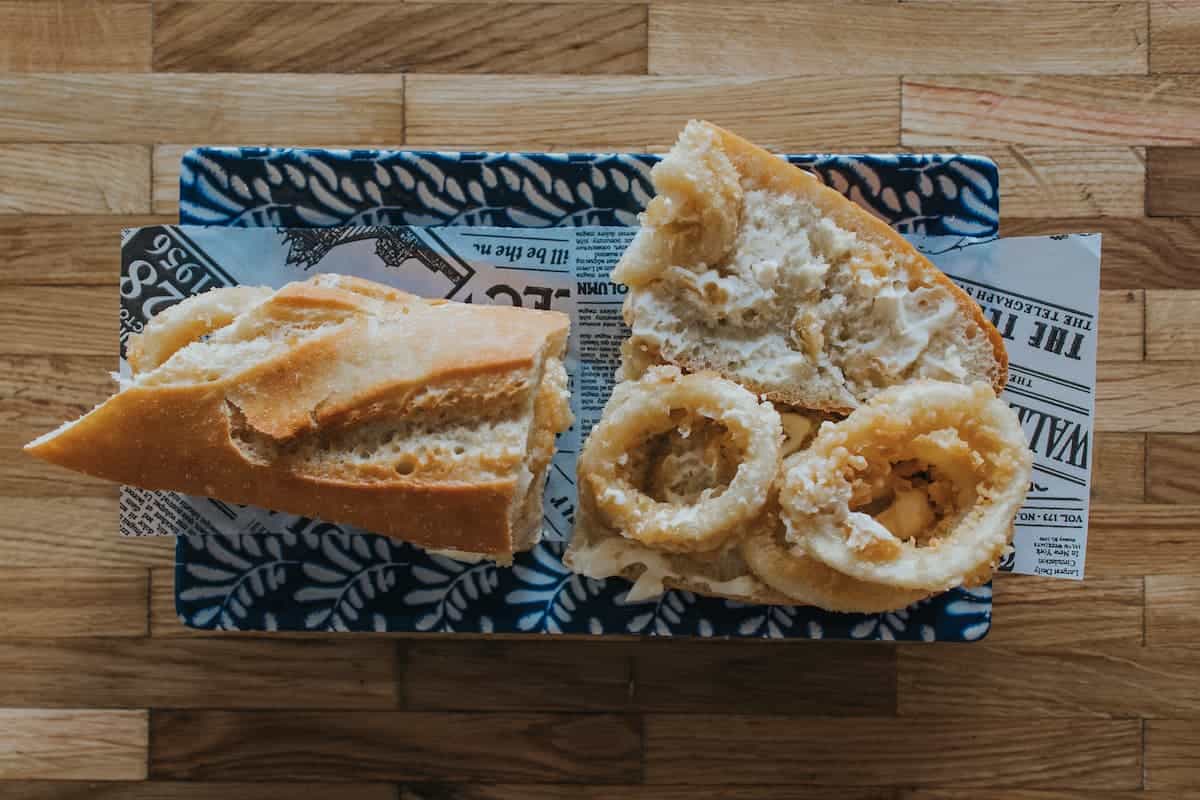 Bocadillo de crujientes calamares rebozados en Donde Siempre Gandía