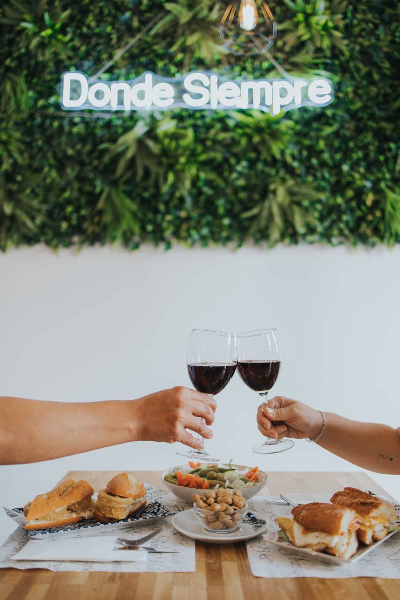 Brindis con vino durante un almuerzo con bocadillos en Donde Siempre Gandía