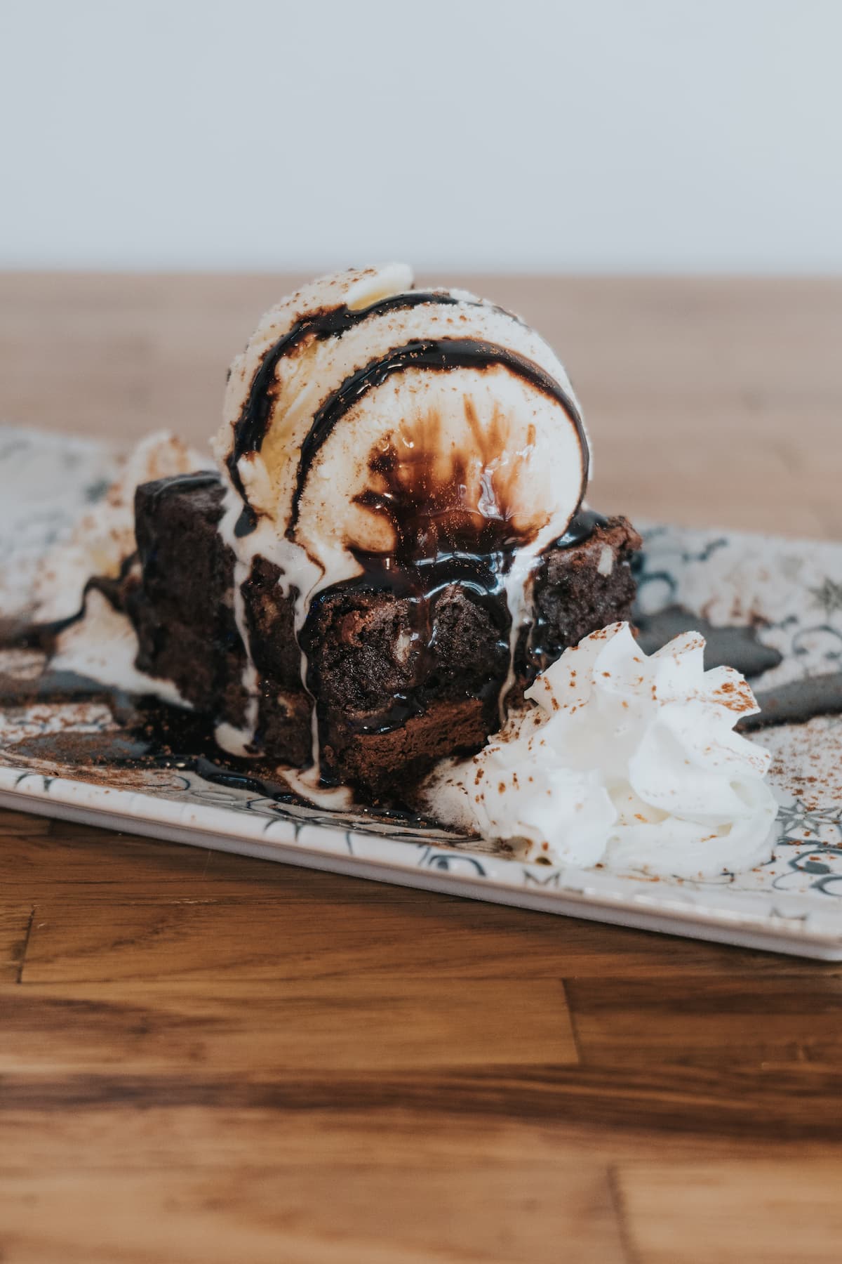 Brownie de chocolate con helado y nata, postre casero en Donde Siempre Gandía