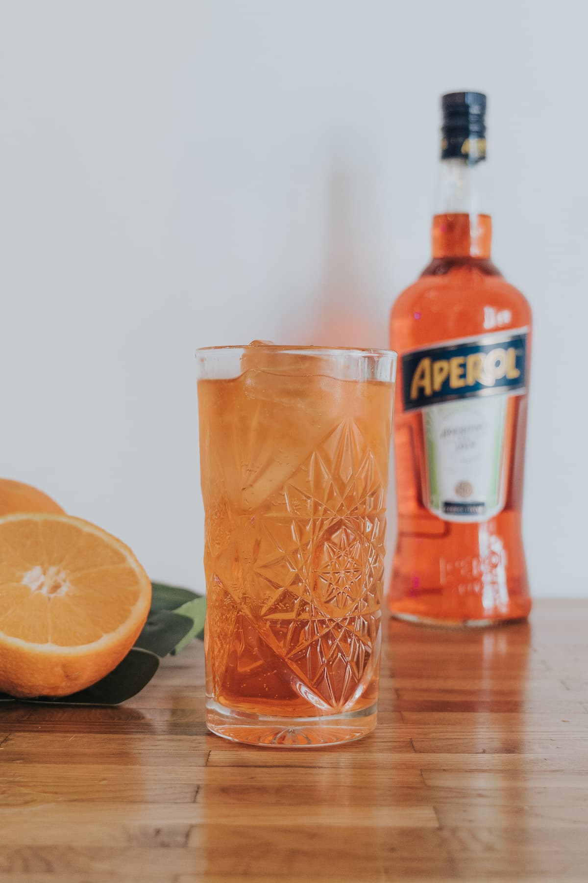 Cóctel Aperol Spritz servido con hielo y naranja en Donde Siempre Gandía