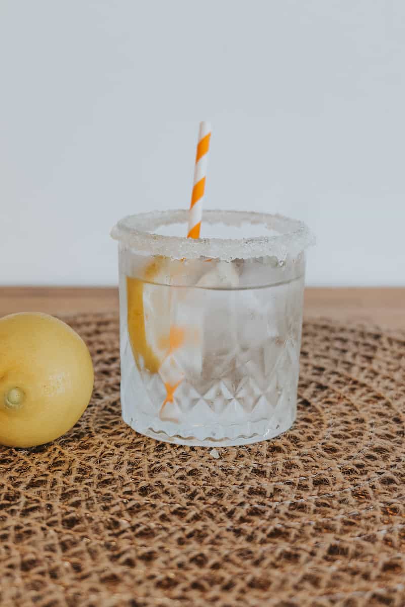 Copa de vermut con hielo, limón y pajita, aperitivo elegante en Donde Siempre