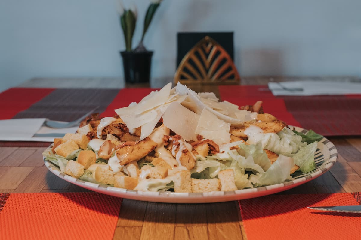 Ensalada César con picatostes, queso parmesano y pollo en Donde Siempre Gandía