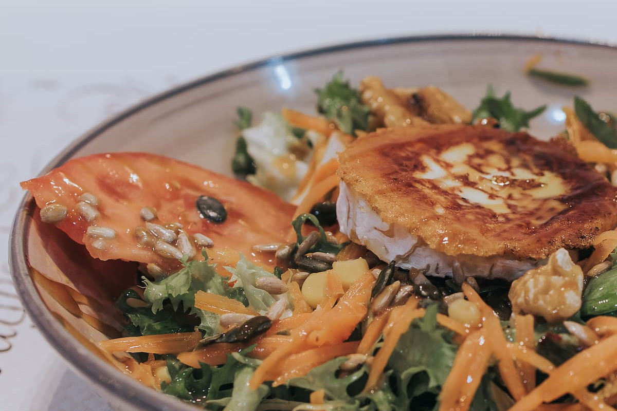 Ensalada especial de la casa con vegetales frescos cerca del restaurante Donde Siempre