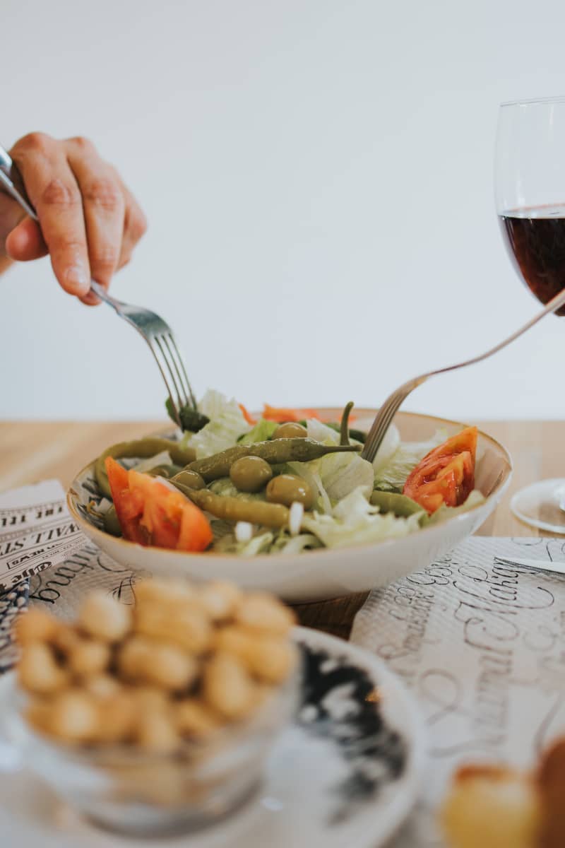Ensalada mixta servida como parte de un esmorzaret tradicional en Gandía