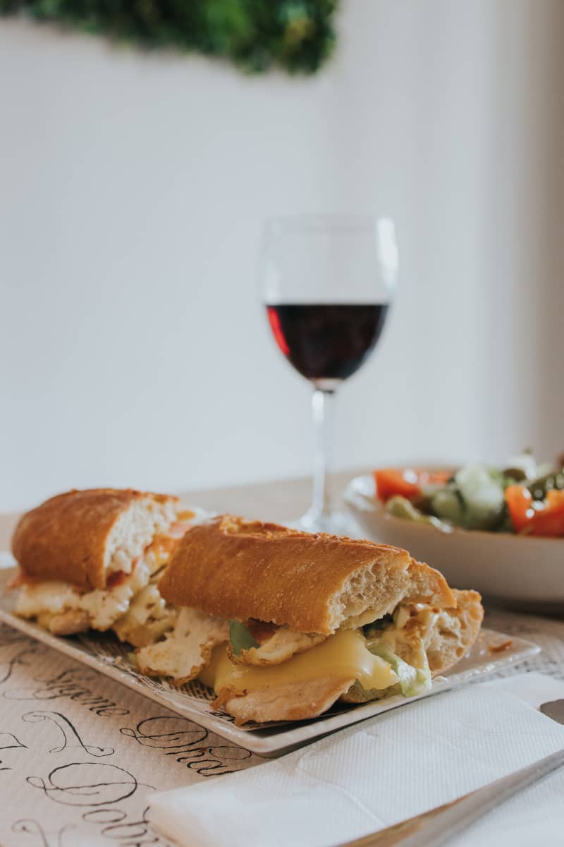 Bocata casero con vino, servido para esmorzar en restaurante Donde Siempre