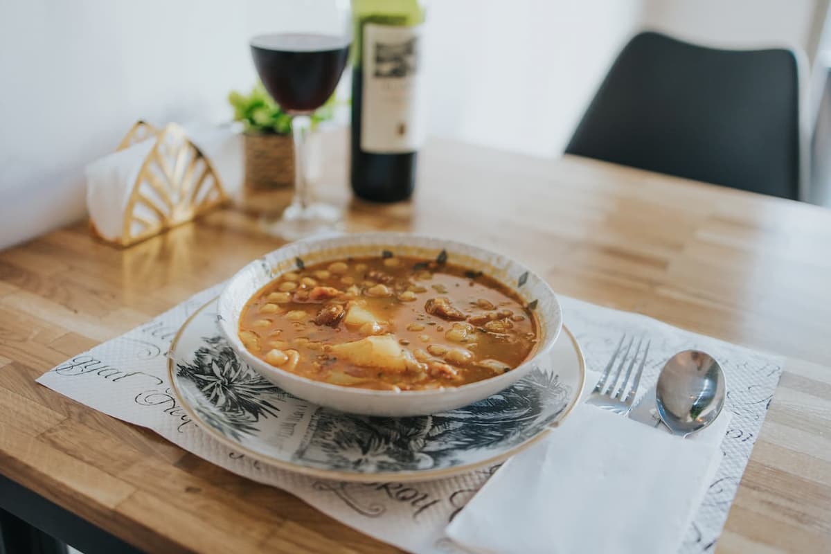 Primer plato de cuchara como parte del menú diario en restaurante Donde Siempre