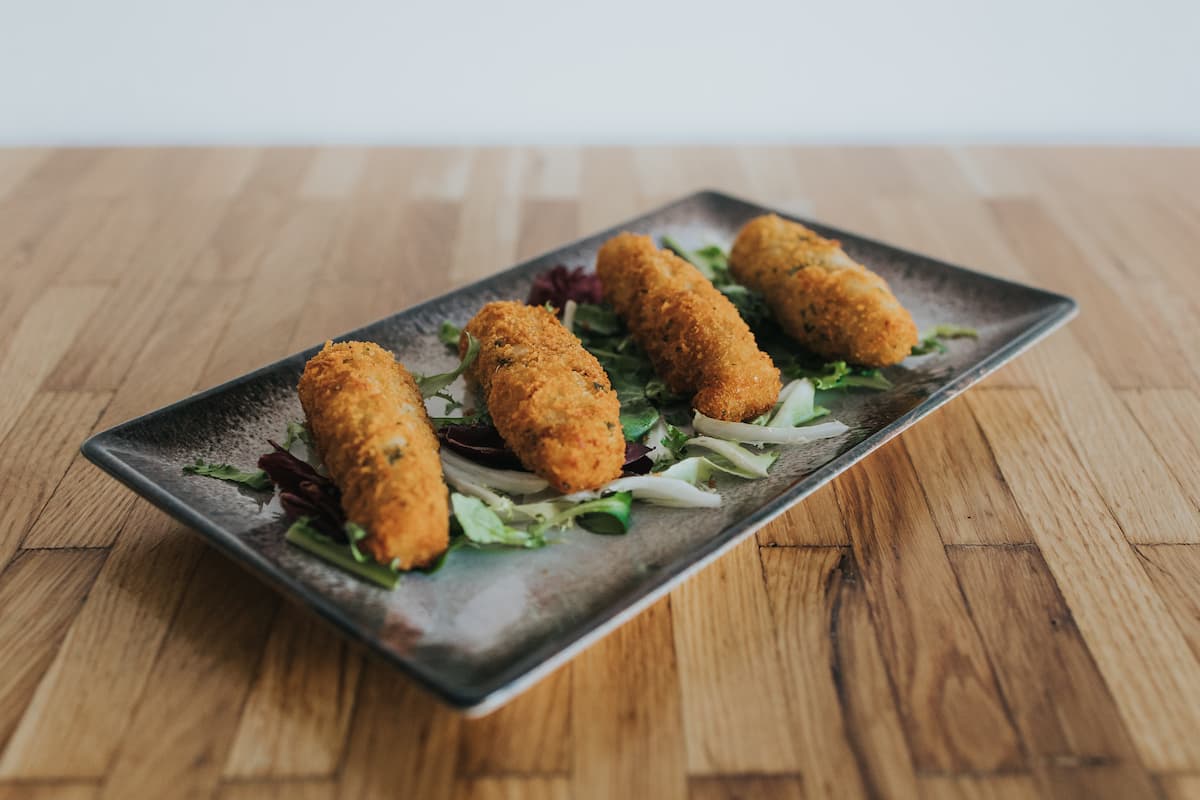 Plato de croquetas variadas servido en Donde Siempre Gandía