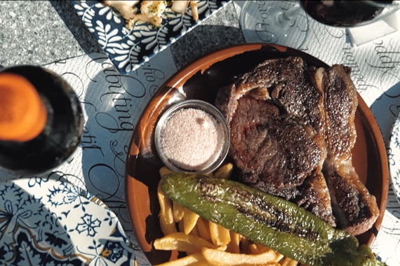 Almuerzos y menús en nuestra amplia y soleada terraza en la Plaza del Prado