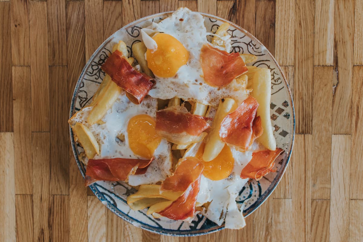 Huevos rotos con jamón y patatas fritas, para chuparse los dedos!