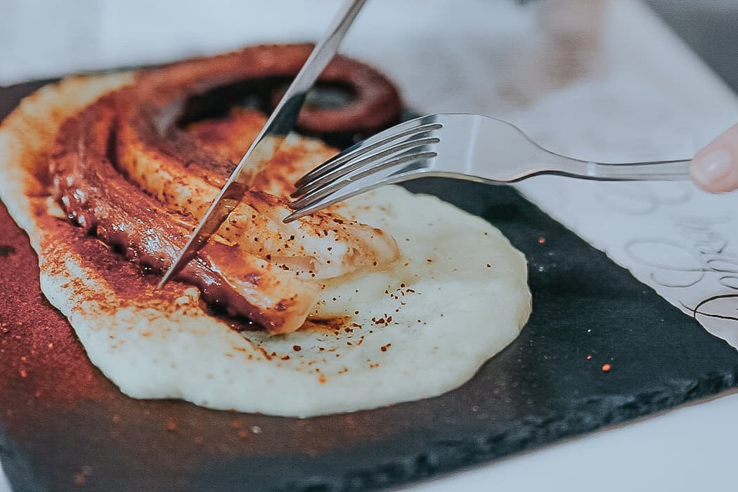 Pulpo a la gallega con base de puré de patata, ración gourmet en Donde Siempre