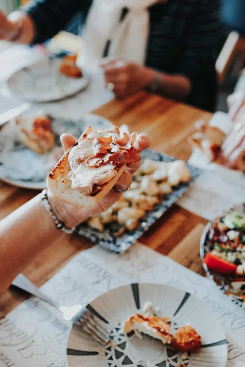 Tapa servida en ambiente de tardeo y cena informal en restaurante Donde Siempre