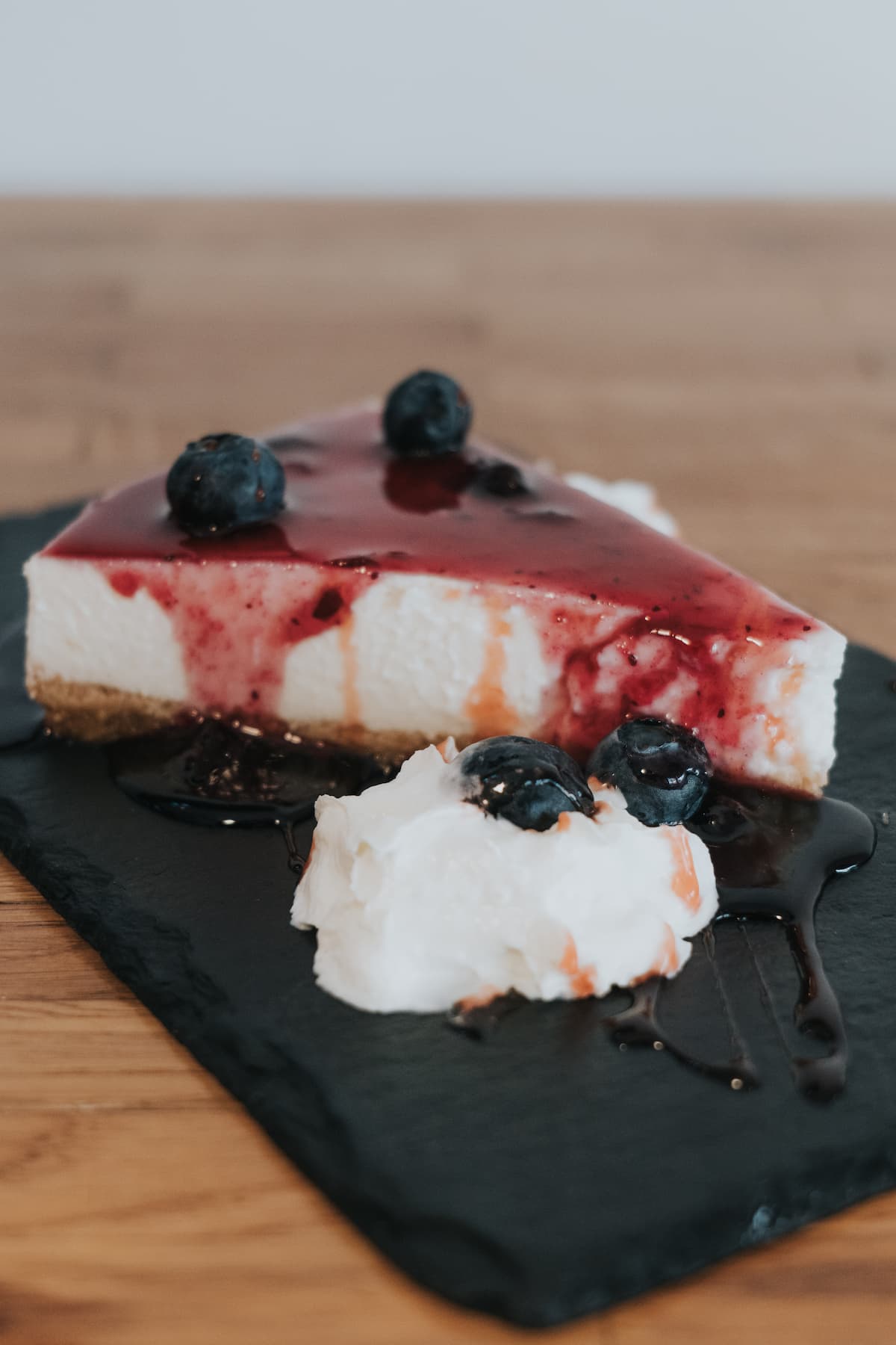 Tarta de queso con salsa de arándanos, postre fresco en Donde Siempre Gandía