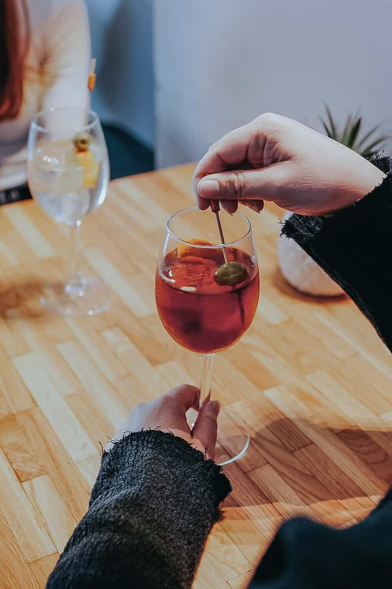 Copa de vermut durante tardeo con amigos en restaurante de Gandía